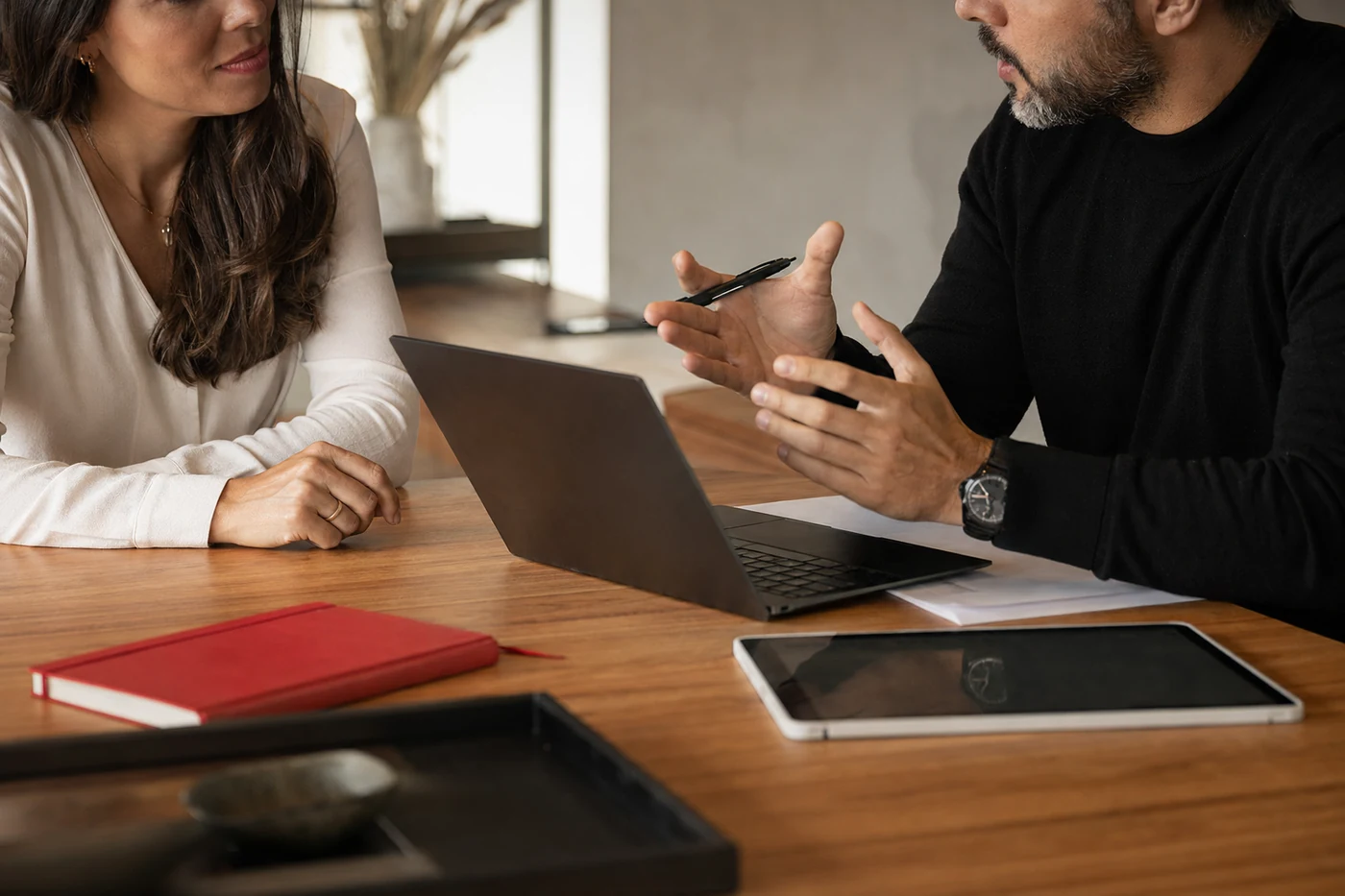 Sessão de estratégia digital entre uma profissional da saúde e um especialista